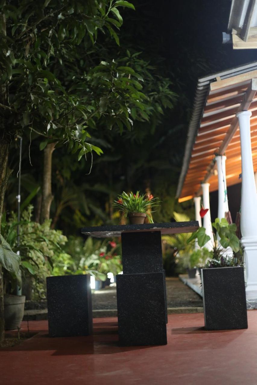 Bakery Family Guest House Mirissa Esterno foto