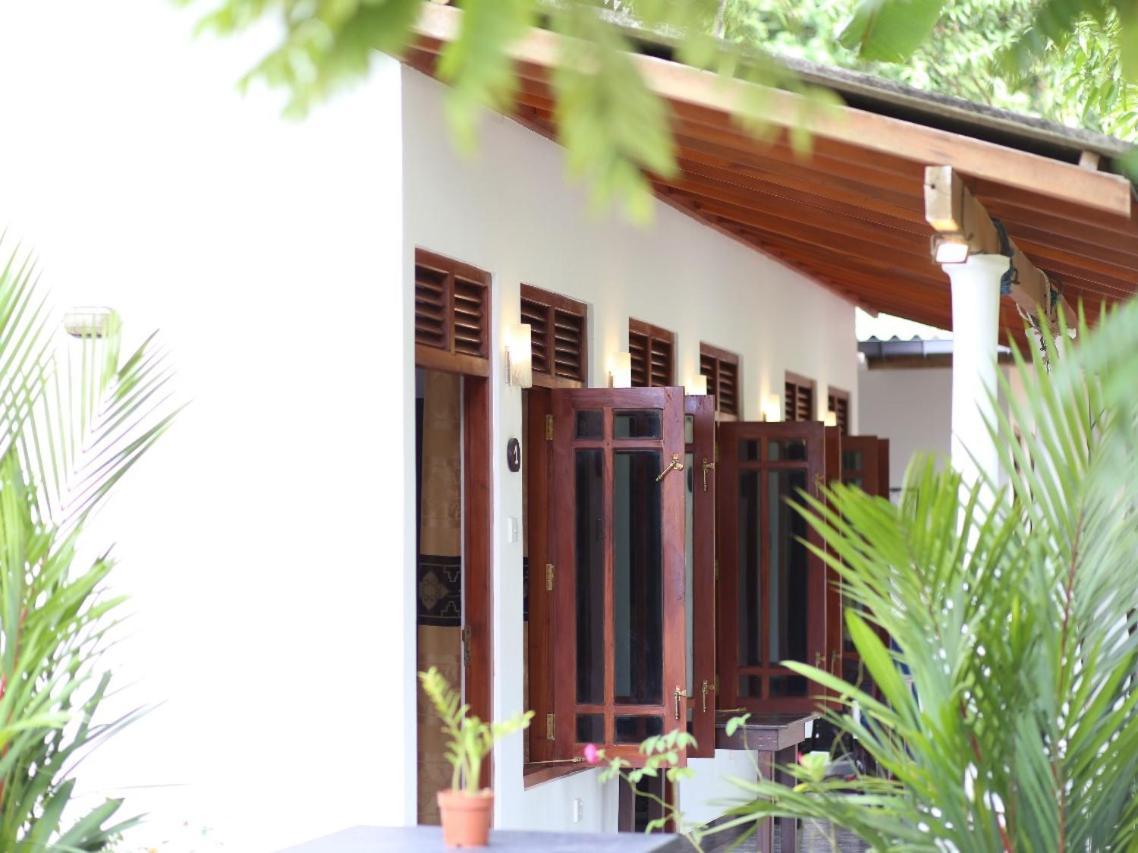 Bakery Family Guest House Mirissa Esterno foto