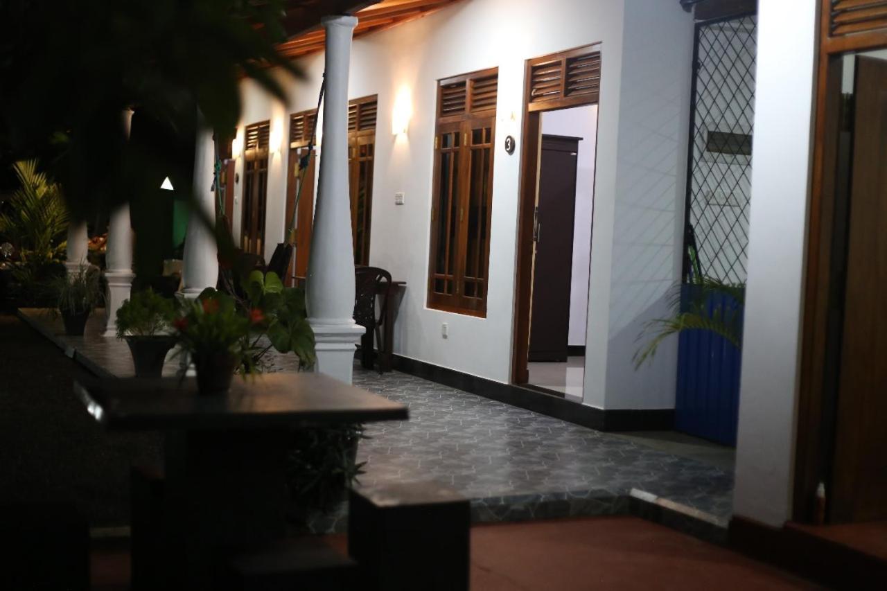 Bakery Family Guest House Mirissa Esterno foto