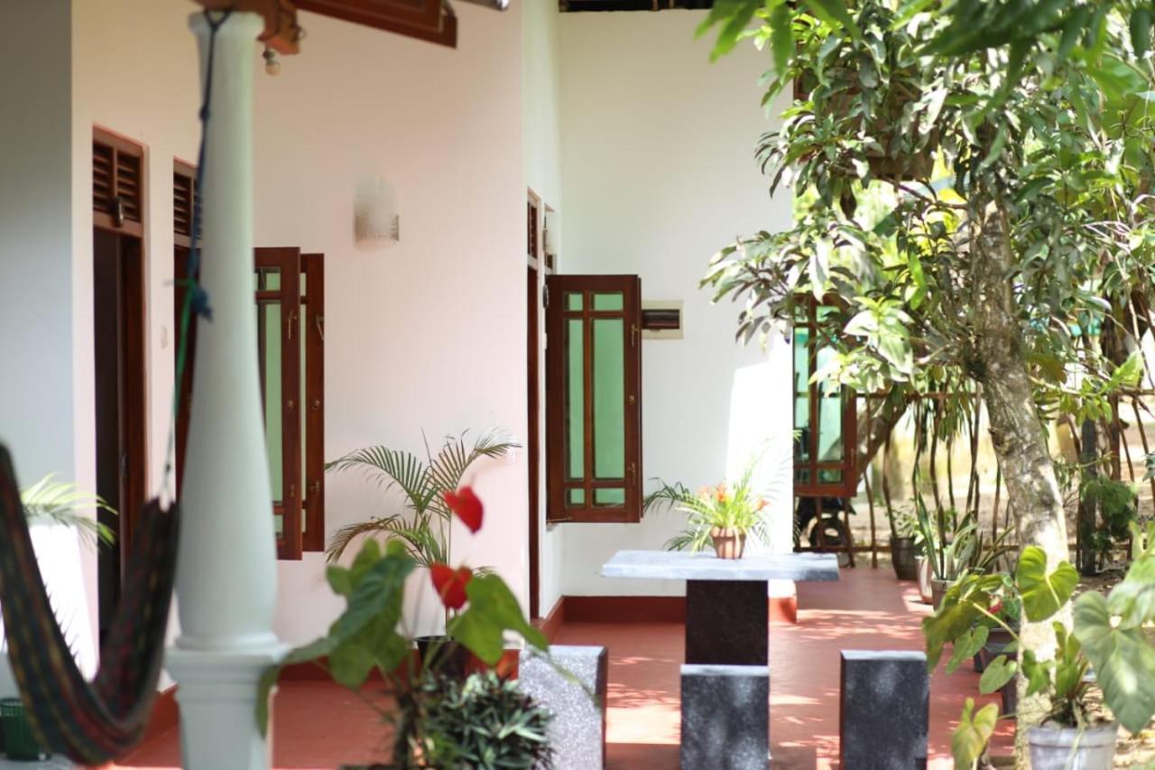 Bakery Family Guest House Mirissa Esterno foto