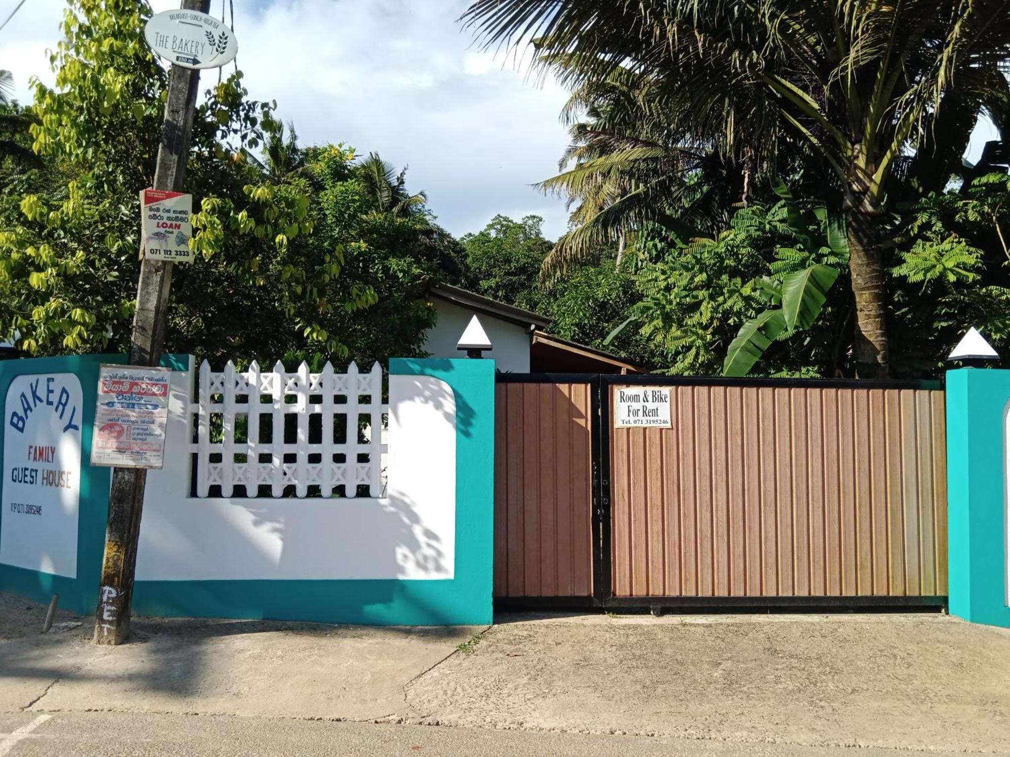 Bakery Family Guest House Mirissa Esterno foto